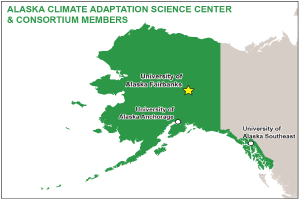 Ein Plakat mit einer Karte von Alaska in verschiedenen Grüntönen, mit der schwarzen, fetten Schrift "Alaska Climate Adaptation Science Center & Consortium Members" in der Mitte der Karte.
