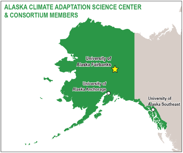 Ein Plakat mit einer Karte von Alaska in verschiedenen Grüntönen, mit der schwarzen, fetten Schrift "Alaska Climate Adaptation Science Center & Consortium Members" in der Mitte der Karte.