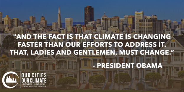 Eine Stadtansicht mit Gebäuden, Bäumen und Fahrzeugen, die einen Zitat von Präsident Obama zum Thema Klimawandel in den Vordergrund stellt, unter einem sichtbaren Himmel.