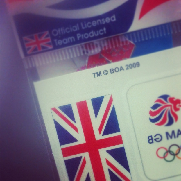 Ein Nahaufnahme eines Ausweises mit der amerikanischen Flagge und dem Text 'Critical Licence' auf der Vorderseite.