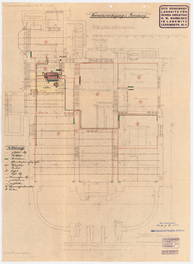 Ein detaillierter architektonischer Entwurf des Rosenhof-Krankenhauses in Hamburg, Deutschland, mit einem Gebäude mit zahlreichen Kabeln und Text, der den Aufbau einschließlich Räumen, Fluren und anderen Merkmalen beschreibt.