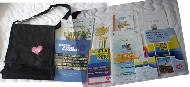 Eine Tasche mit den Worten "Bibliotheksliebhaber" und einigen Bühchern auf einem Bett.