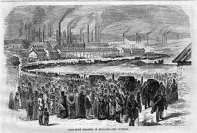 Schwarze und weiße Zeichnung von Menschen, die vor einem Fabrikgebäude mit Häusern und Rauch aus Schornsteinen stehen, mit der Beschriftung "Kohlebergbaukatastrophe in England das Ende" unten.
