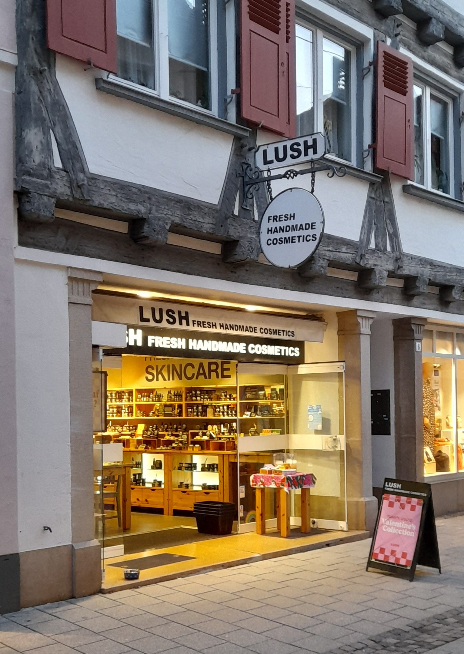 Verkaufsfläche von "Lush Skincare" mit sichtbarer Innenausstattung, Schreibtisch, Stuhl und Boden.