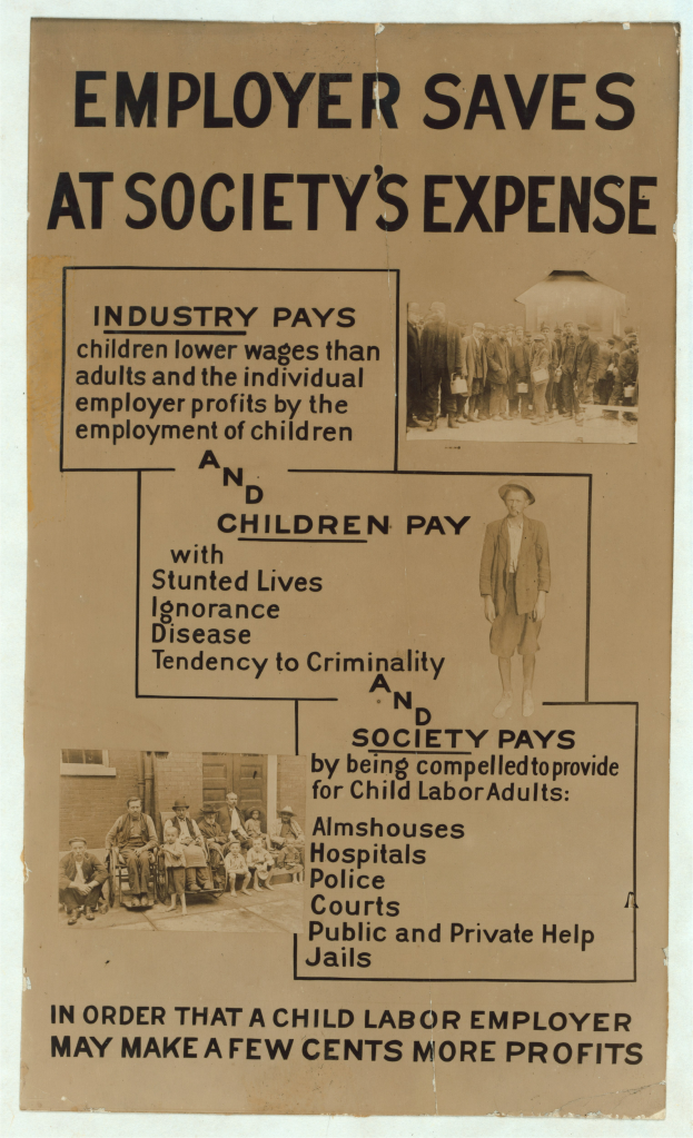 Ein hellgelbes Plakat mit einem weißen Rand zeigt den fetten Text "Arbeitgeber spart auf Kosten der Gesellschaft" und eine Gruppe von Menschen verschiedenen Alters, Geschlechts und Ethnien, die den Betrachter anblicken.