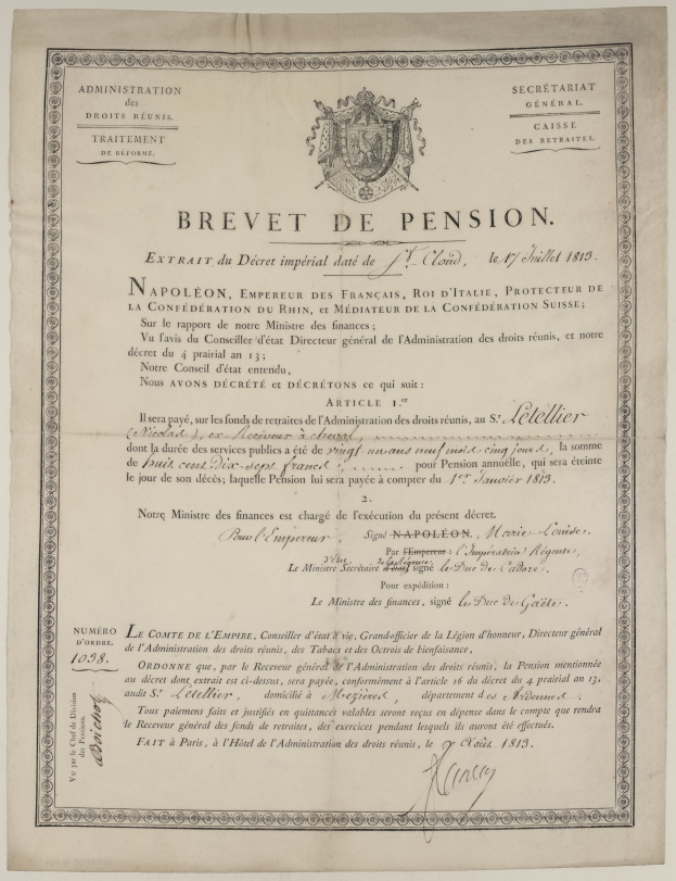 Ein altes Dokument mit einem Schwarz-Weiß-Bild eines Mannes und dem Text "brevet de pension" (Rentenbescheinigung) sowie einem Logo.