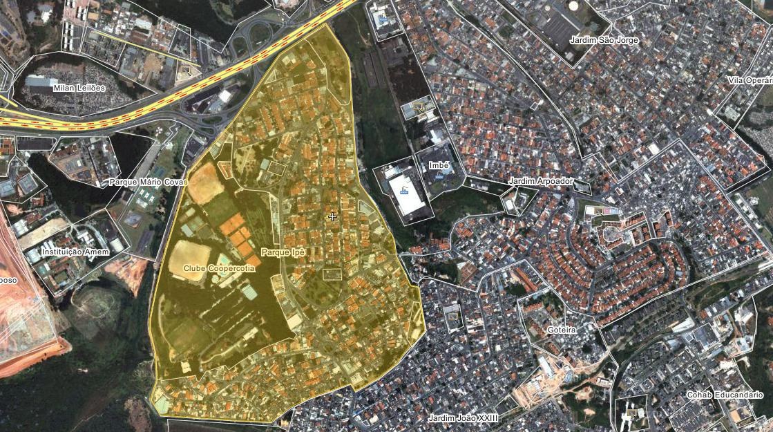 Luftaufnahme einer Stadt mit Gebäuden, Straßen, Bäumen, Gras und einer zentralen Karte, die eine geplante Baustelle anzeigt.