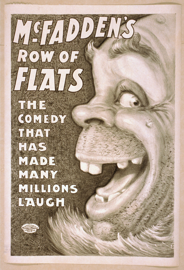 Plakat einer lachenden Person mit wilden Haaren und weit aufgerissenen Augen auf einem gelben Hintergrund, mit dem Text "McFadden's Row of Flats: The Comedy That Has Made Many Millions Laugh."