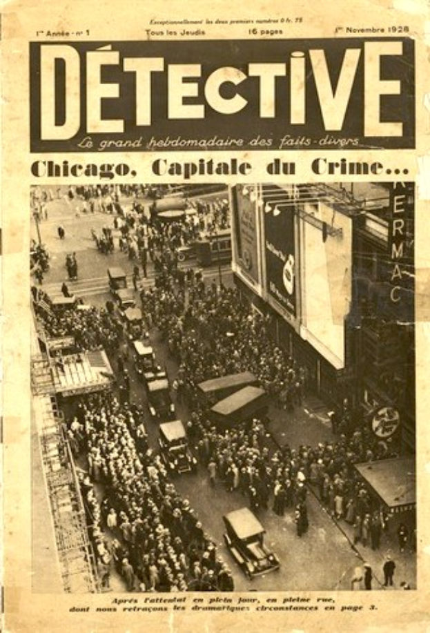 Schwarz-weiß-Fotografie einer alten Zeitung mit der Schlagzeile "Detektiv, Chicago, Hauptstadt des Verbrechens" mit einem Bild einer Menschenmenge und Fahrzeugen auf einer Straße mit Gebäuden im Hintergrund.