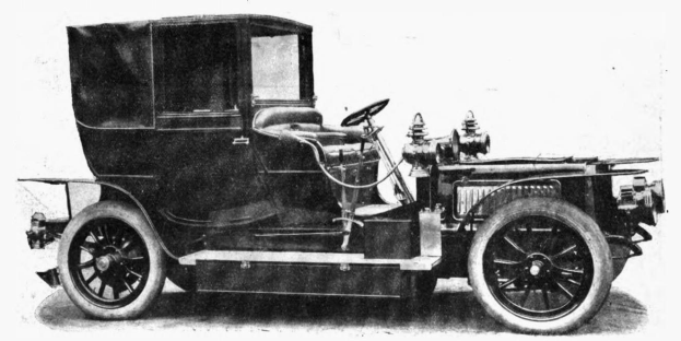 Ein altes Schwarz-Weiß-Foto eines Oldtimers mit einer schlanken, kurvenreichen Karosserie und einem großen, verzierten Motor in der Mitte, vor einem weißen Hintergrund.