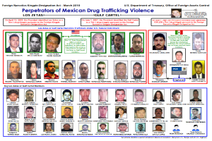 Ein Plakat mit hellblauem Hintergrund, das Bilder verschiedener Personen mit ernsten Gesichtern zeigt, begleitet von fetter schwarzer Schrift, die "Verbrecher der mexikanischen Drogenhandelgewalt" lautet.