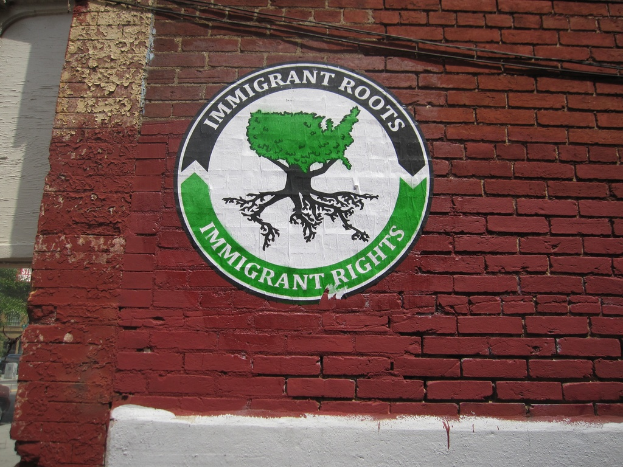 Ein Plakat auf einer Backsteinwand.