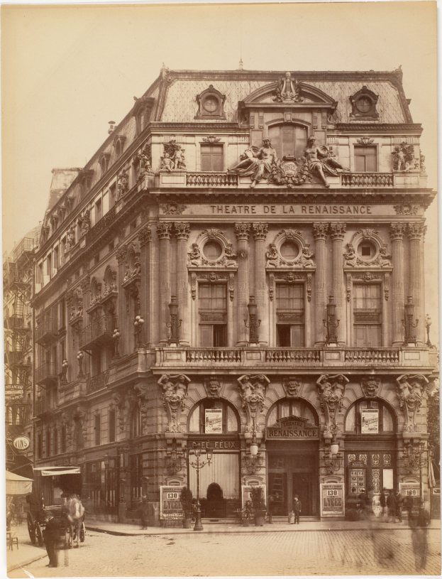 Alte Fotografie des Théâtre de la Renaissance in Paris mit seiner prächtigen Fassade mit Fenstern, Säulen, Bögen und Skulpturen, mit einigen Menschen und Fahrzeugen im Vordergrund und dem Himmel im Hintergrund.