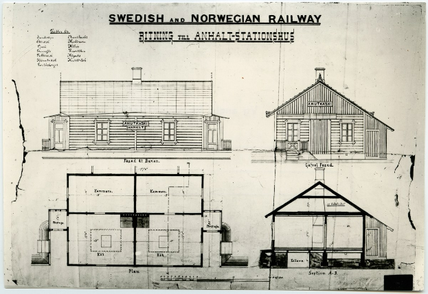Eine detaillierte Zeichnung eines schwedischen und norwegischen Bahnhofs mit zwei Häusern, die Fenster, Türen und architektonische Elemente zeigen, begleitet von erklärendem Text.