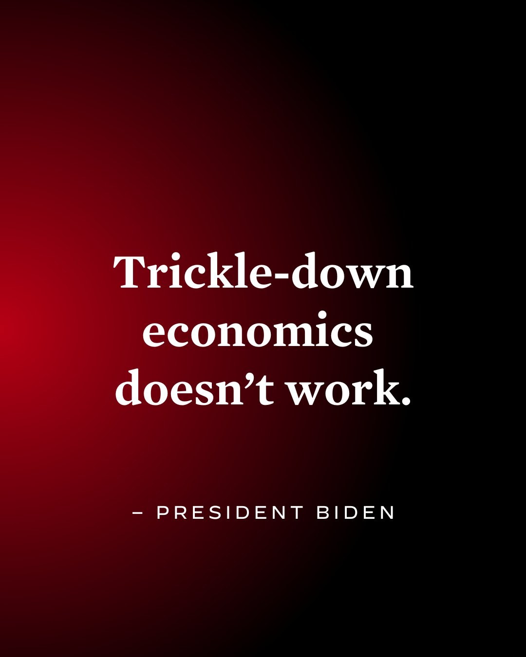 Ein Plakat mit fetter schwarzer Schrift, die den Satz "Trickle-Down Economics Doesn't Work" auf einem weißen Hintergrund liest, eingerahmt von einem dünnen schwarzen Rand, begleitet von einem Zitat von Präsident Biden.