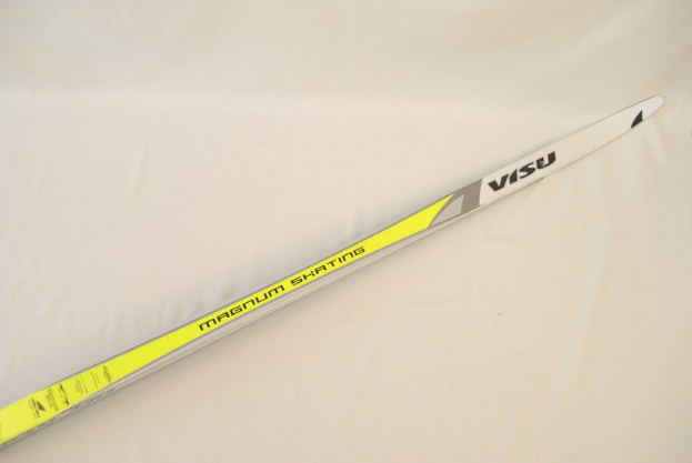 Nahaufnahme eines Ski-Paares mit Text darauf auf einem weißen Tuch.