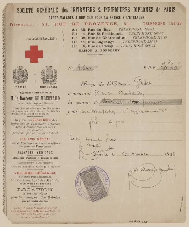 Altes medizinisches Dokument mit rotem Kreuzsymbol, Text, Stempeln und Logo, das eine Aufzeichnung von einer medizinischen Hilfsorganisation anzeigt.