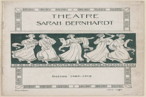 Ein Vintage-Plakat des Theätres Sarah Bernhardt aus dem Jahr 1909-1910, das eine Gruppe von Frauen in der Mitte und Text zeigt, der das Theater und seine Darsteller beschreibt.