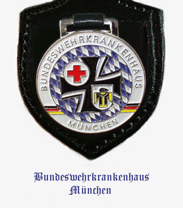 Ein schwarzes Lederabzeichen mit einem roten Kreuz, dem Logo des Deutschen Roten Kreuzes, mit der Aufschrift "Bundeswehrkrankenhaus München" unten.