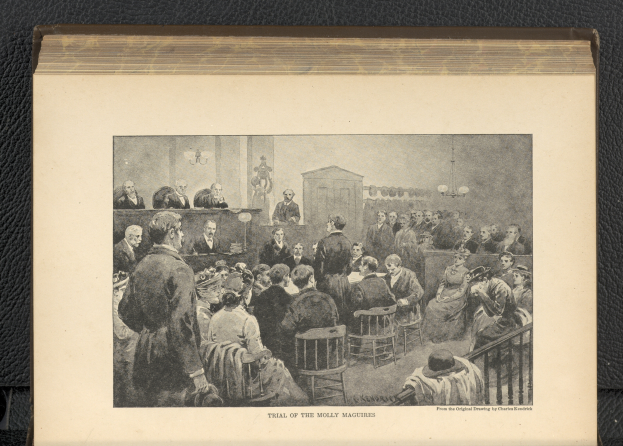 Eine Schwarz-Weiß-Zeichnung einer Gerichtsszene mit sitzenden und stehenden Menschen, Kronleuchtern an der Decke und Text unten, der "Prozess der Molly Maguires" lautet.