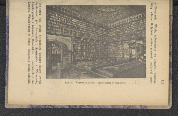 Altes Buch mit einer Illustration einer Bibliotheksszene auf dem Cover, das gefüllte Bücherregale und begleitenden Text zeigt, das auf einer Oberfläche ruht.