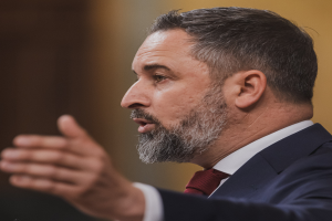 Ein Mann im Anzug und Krawatte spricht in ein Mikrofon, wahrscheinlich zur Entscheidung des Obersten Gerichtshofs über das Verbot des russischen Außenministers Sergej Lawrow.