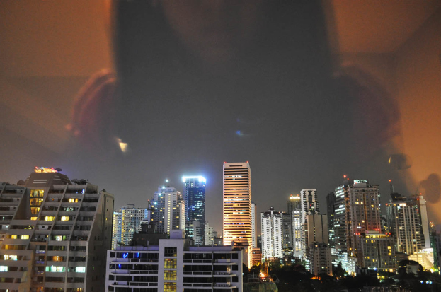 Geb├Ąude mit Lichtern beleuchtet.