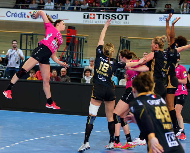 Frauen beim Handballspielen auf einem Feld mit einem Ball in der Luft, Zuschauern im Hintergrund und einem Schild mit der Aufschrift "Futsal-Weltmeisterschaft 2019 - Bordeaux gegen Paris".