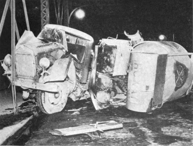 Schwarz-weiß-Foto eines umgestürzten Autos am Straßenrand mit Metallstangen und einem Laternenpfahl im Hintergrund, beschriftet mit "1930s Auto-Unfall" unten.
