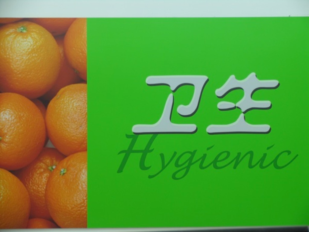 Ein Foto von Orangen mit zwei Wörtern auf einem Papier darunter.