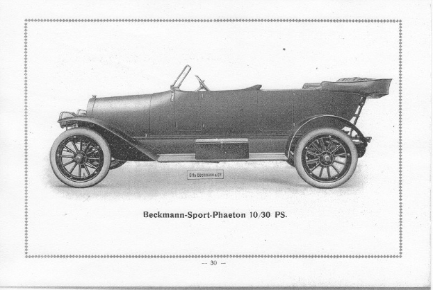 Schwarzes und weißes Foto eines vintage Beckmann-Sport Phaeton 10/30 PS-Autos mit schlankem, aerodynamischem Design, großem runden Scheinwerfer, gebogener Dachlinie, getönten Fenstern und glänzender Lackierung.