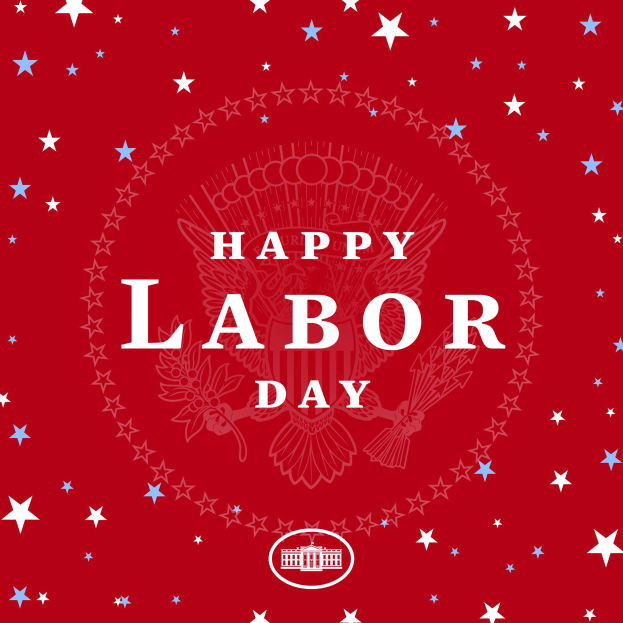 Plakat mit "Glücklicher Arbeitstag" in fetten weißen Buchstaben auf einem hellroten Hintergrund, umgeben von farbigen Sternen in verschiedenen Größen.