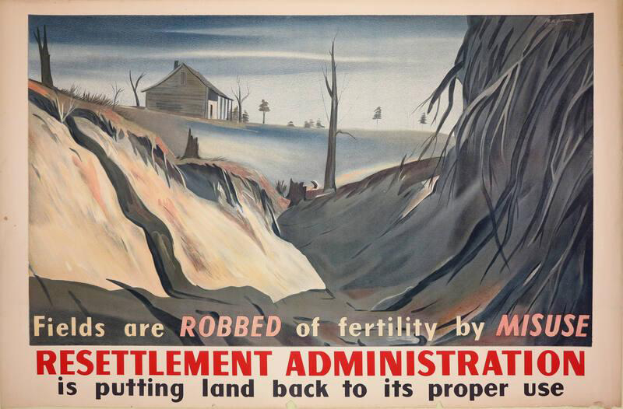 Ein Plakat an einer Wand mit dem Text 'Resettlement Administration: Fields are Robbed of Fertility by Misuse', umgeben von einem Haus, Bäumen und Wasser.
