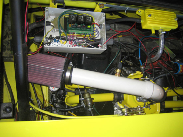 Eine Nahaufnahme des Innenraums eines gelben Fahrzeugs, das Kabel und verschiedene interne Komponenten zeigt.