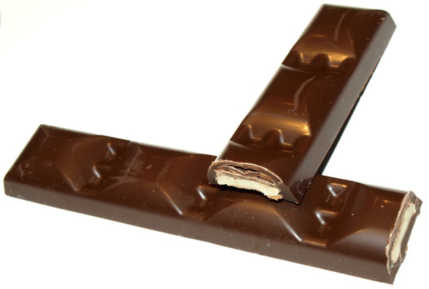 Zwei Schokoladenriegel nebeneinander.