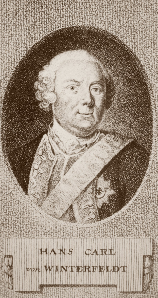 Schwarz-weiß-Portr├Ąt von Hans Carl von Winterfeldt mit ernster Miene, Text unten.