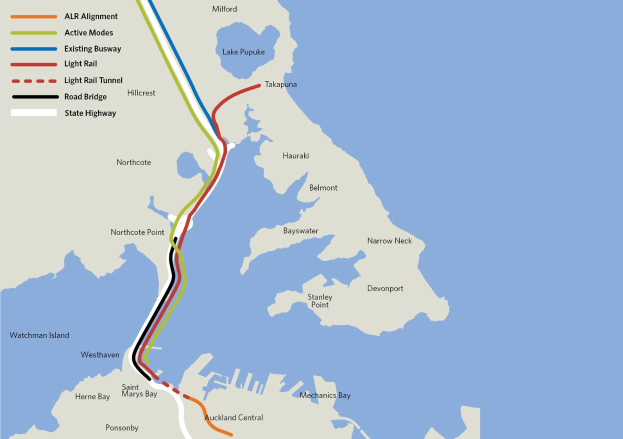Eine detaillierte Stadtkarte mit einer roten Linie, die die geplante Route für ein neues Schienensystem anzeigt, mit Haltestellen, umliegenden Gebieten und Text mit zusätzlichen Routeninformationen.