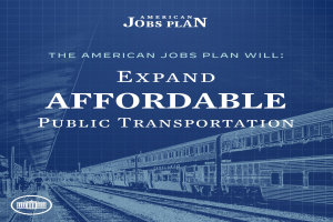 Plakat mit einem Zug auf einer Bahnstrecke mit einigen Menschen in der Nähe, das "The American Jobs Plan Will Expand Affordable Public Transportation" bewirbt.