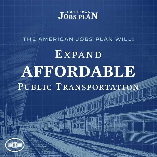 Plakat mit einem Zug auf einer Bahnstrecke mit einigen Menschen in der Nähe, das "The American Jobs Plan Will Expand Affordable Public Transportation" bewirbt.