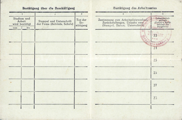 Alter deutscher Armee-Pass aus dem Zweiten Weltkrieg mit rotem Stempel, mit Text und Zahlen im Inneren eines abgenutzten Buches.