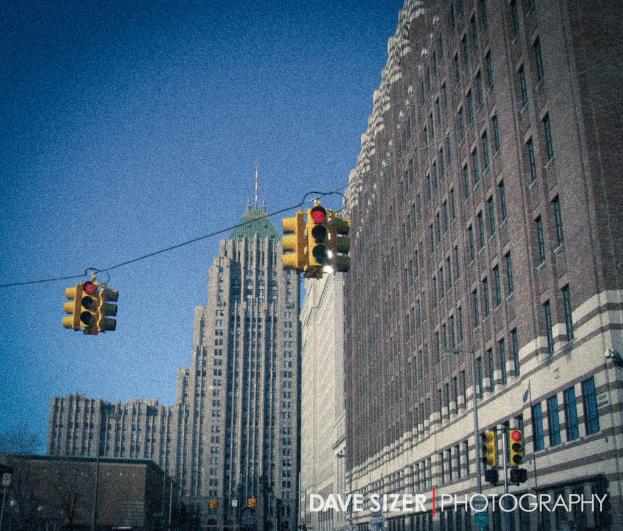 Mehrere Ampeln an Gebäuden montiert