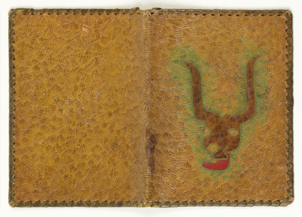 Braunes Lederportemonnaie mit einem aufgemalten Stierkopf auf einem wei├čem Hintergrund.