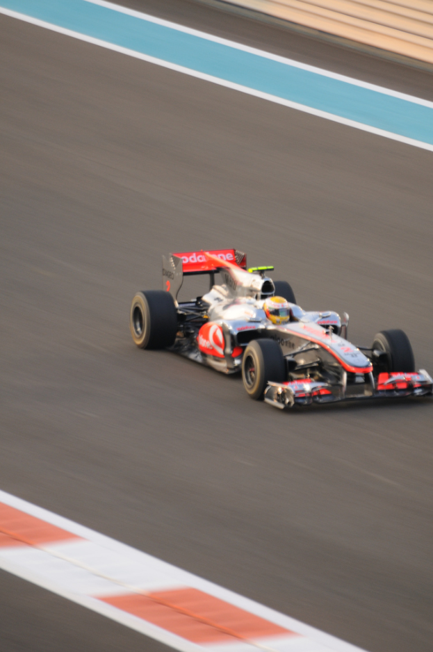Eine Person fährt ein Sportwagen auf einer Straße während des Tages.