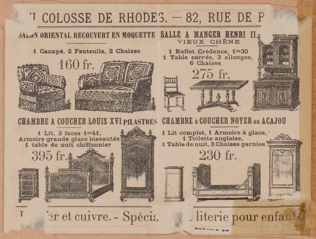 Eine alte Werbung für ein Möbelgeschäft mit einer Couch, einem Stuhl und einem Tisch sowie begleitendem Text.