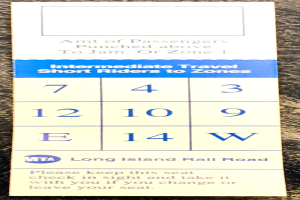 Ein blau-weißes Ticket mit gedrucktem Text und Zahlen liegt auf einem Tisch.