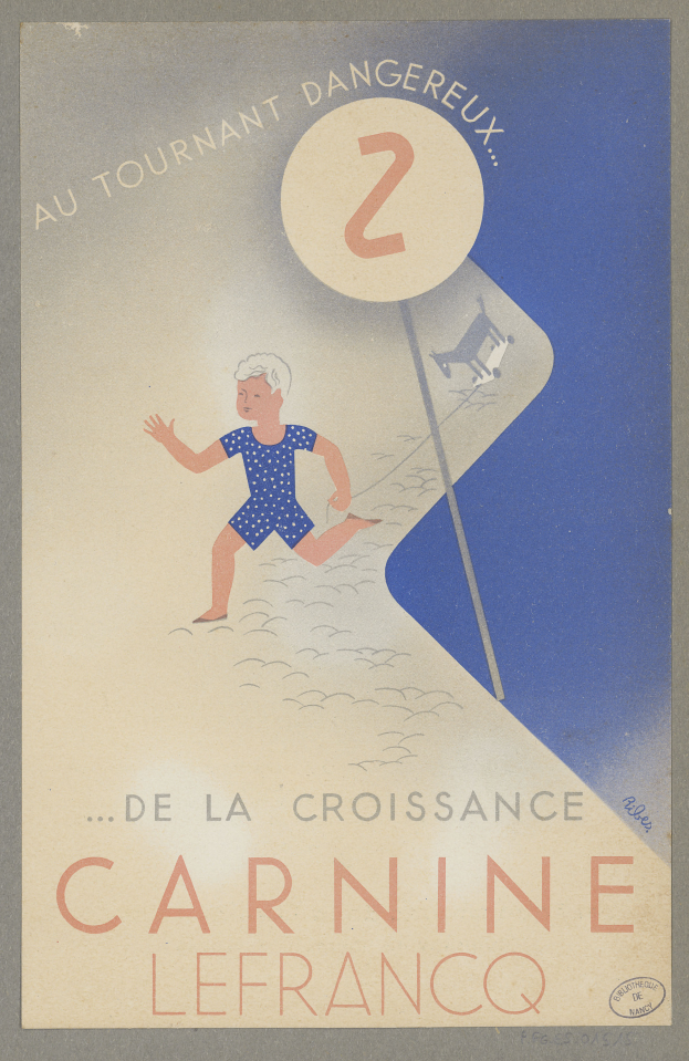 Eine Person in einem hellgelben Kleid lächelt in der Mitte eines Karnevalplakats, umgeben von der fettgedruckten Schrift "Karneval".