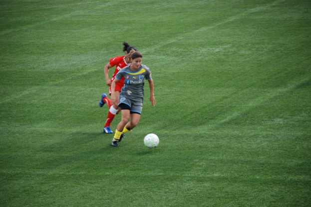 Frauen und ein Ball am Boden.