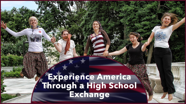 Eine Gruppe von Frauen, die in die Luft springen und lachen, umgeben von Grün unter einem klaren blauen Himmel, mit Text unten: "Erlebe Amerika durch einen High School Austausch."