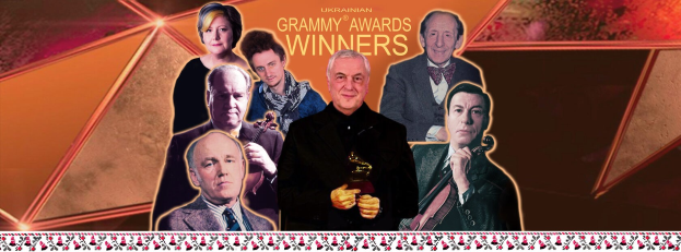 Gruppe von Menschen auf einer Bühne, die einen Preis halten und feiern bei den Grammy Awards Winners