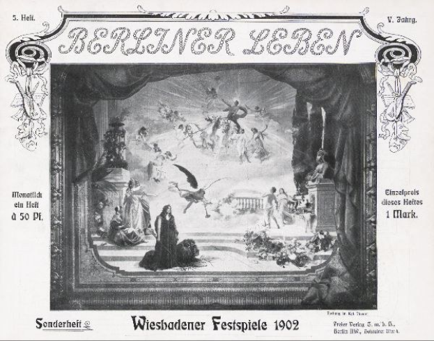 Schwarz-weißes Foto einer Bühne mit Akteuren in traditioneller deutscher Tracht bei den Wiesbadener Festspielen 1902, mit einem applaudierenden Publikum im Hintergrund.